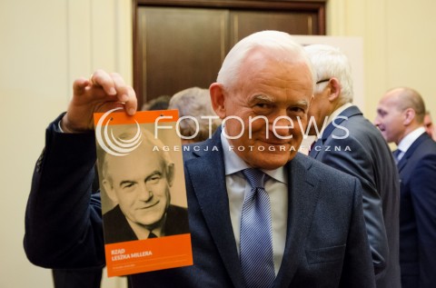  12.09.2014 WARSZAWA SPOTKANIE PREMIEROW Z OKAZJI 25 LECIA POWOLANIA RZADU TADEUSZA MAZOWIECKIEGO N/Z  LESZEK MILLER POZUJACY ZE SWOIM ZDJECIEM  