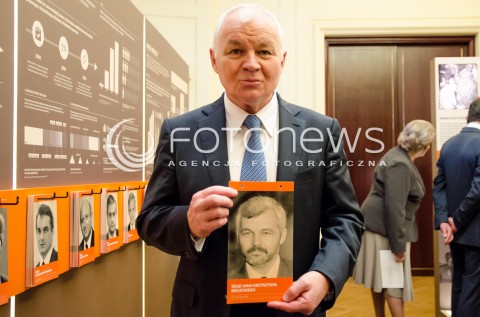  12.09.2014 WARSZAWA SPOTKANIE PREMIEROW Z OKAZJI 25 LECIA POWOLANIA RZADU TADEUSZA MAZOWIECKIEGO N/Z  JAN KRZYSZTOF BIELECKI POZUJACY ZE SWOIM ZDJECIEM  