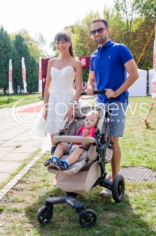  14.09.2014 WARSZAWA PIERWSZY CHARYTATYWNY BIEG W SUKNIACH SLUBNYCH  N/Z DOROTA CZAJA Z RODZINA  