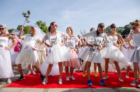  14.09.2014 WARSZAWA PIERWSZY CHARYTATYWNY BIEG W SUKNIACH SLUBNYCH  N/Z ROZGRZEWKA UCZESTNICY  
