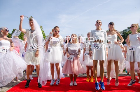  14.09.2014 WARSZAWA PIERWSZY CHARYTATYWNY BIEG W SUKNIACH SLUBNYCH  N/Z ROZGRZEWKA UCZESTNICY  