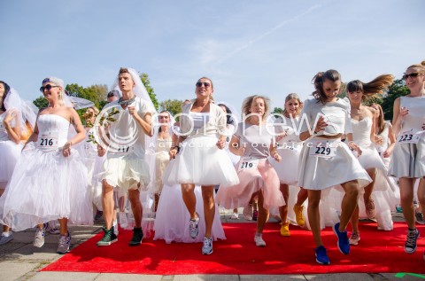  14.09.2014 WARSZAWA PIERWSZY CHARYTATYWNY BIEG W SUKNIACH SLUBNYCH  N/Z ROZGRZEWKA UCZESTNICY  