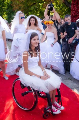  14.09.2014 WARSZAWA PIERWSZY CHARYTATYWNY BIEG W SUKNIACH SLUBNYCH  N/Z JULIA TORLA MISS POLSKI NA WOZKU 2014  