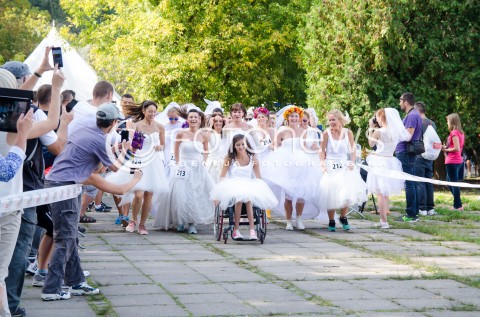  14.09.2014 WARSZAWA PIERWSZY CHARYTATYWNY BIEG W SUKNIACH SLUBNYCH  N/Z JULIA TORLA MISS POLSKI NA WOZKU 2014 CELEBRYCI CELEBRYTKI  
