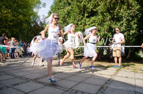  14.09.2014 WARSZAWA PIERWSZY CHARYTATYWNY BIEG W SUKNIACH SLUBNYCH  N/Z BIEG UCZESTNICZKI  