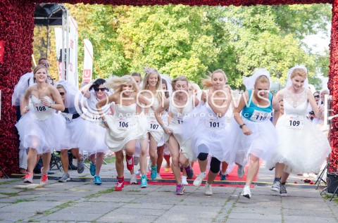  14.09.2014 WARSZAWA PIERWSZY CHARYTATYWNY BIEG W SUKNIACH SLUBNYCH  N/Z BIEG UCZESTNICZKI START  
