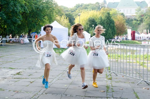  14.09.2014 WARSZAWA PIERWSZY CHARYTATYWNY BIEG W SUKNIACH SLUBNYCH  N/Z BIEG UCZESTNICZKI JOANNA JABLCZYNSKA  