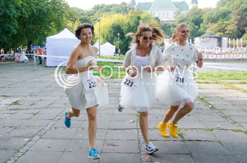  14.09.2014 WARSZAWA PIERWSZY CHARYTATYWNY BIEG W SUKNIACH SLUBNYCH  N/Z BIEG UCZESTNICZKI JOANNA JABLCZYNSKA  