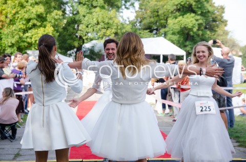  14.09.2014 WARSZAWA PIERWSZY CHARYTATYWNY BIEG W SUKNIACH SLUBNYCH  N/Z BIEG UCZESTNICY META  