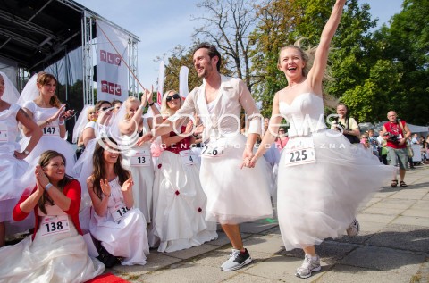  14.09.2014 WARSZAWA PIERWSZY CHARYTATYWNY BIEG W SUKNIACH SLUBNYCH  N/Z BIEG UCZESTNICY META   