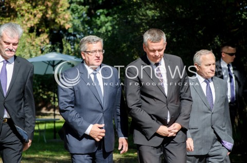  17.09.2014 WARSZAWA UROCZYSTOSC W 75 ROCZNICE AGRESJI SOWIECKIEJ NA POLSCE W CYTADELI WARSZAWSKIEJ N/Z PREZYDENT RP BRONISLAW KOMOROWSKI MINISTER OBRONY NARODOWEJ TOMASZ SIEMONIAK  