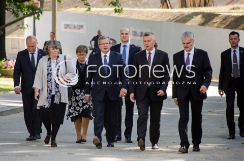  17.09.2014 WARSZAWA UROCZYSTOSC W 75 ROCZNICE AGRESJI SOWIECKIEJ NA POLSCE W CYTADELI WARSZAWSKIEJ N/Z PREZYDENT RP BRONISLAW KOMOROWSKI MINISTER OBRONY NARODOWEJ TOMASZ SIEMONIAK DYREKTOR MUZEUM KATYNSKIEGO ZBIGNIEW WAWER  