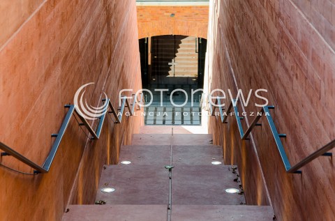  17.09.2014 WARSZAWA UROCZYSTOSC W 75 ROCZNICE AGRESJI SOWIECKIEJ NA POLSCE W CYTADELI WARSZAWSKIEJ N/Z OTWARCIE PIERWSZEJ CZESCI MUZEUM KATYNSKIEGO SCHODY PROWADZACE DO MUZEUM  