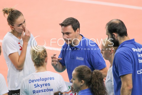  19.09.2014 RZESZOW <br />SIATKOWKA<br />TURNIEJ ZESPOLOW ORLENLIGI PRZED SEZONEM 2014/2015<br />MECZ DEVELOPRES SKYRES RZESZOW - MUSZYNIANKA MUSZYNA<br />N/Z MARCIN WOJTOWICZ - TRENER ( HEAD COACH ) MAGDALENA HAWRYLA <br /> 