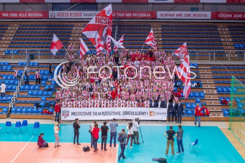  29.09.2014 RZESZOW <br />SESJA ZDJECIOWA SIATKARZY ASSECO RESOVIA<br />N/Z WSPOLNE ZDJECIE SIATKARZY I KIBICOW ASSECO RESOVIA<br /> 