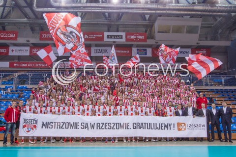  29.09.2014 RZESZOW <br />SESJA ZDJECIOWA SIATKARZY ASSECO RESOVIA<br />N/Z WSPOLNE ZDJECIE SIATKARZY I KIBICOW ASSECO RESOVIA<br /> 