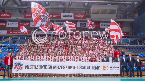  29.09.2014 RZESZOW <br />SESJA ZDJECIOWA SIATKARZY ASSECO RESOVIA<br />N/Z WSPOLNE ZDJECIE SIATKARZY I KIBICOW ASSECO RESOVIA<br /> 