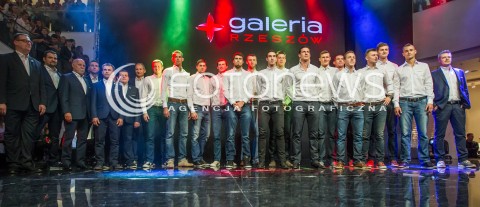  01.10.2014 RZESZOW <br />PREZENTACJA SIATKARZY ASSECO RESOVIA W GALERII RZESZOW<br />N/Z ZDJECIE GRUPOWE GRUPOWKA GROUP PHOTO<br /> 