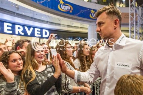  01.10.2014 RZESZOW <br />PREZENTACJA SIATKARZY ASSECO RESOVIA W GALERII RZESZOW<br />N/Z KRZYSZTOF IGNACZAK KIBICE<br /> 