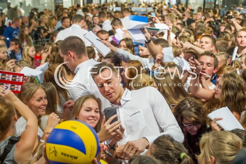  01.10.2014 RZESZOW <br />PREZENTACJA SIATKARZY ASSECO RESOVIA W GALERII RZESZOW<br />N/Z JOCHEN SCHOPS KIBICE<br /> 