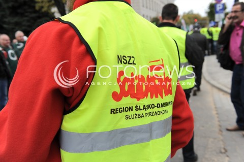 01.10.2014 WARSZAWA SEJM RP<br />STRAJK GORNIKOW POD SEJMEM<br />N/Z STRAJKUJACY GORNICY NAPIS SOLIDARNOSC<br /> 