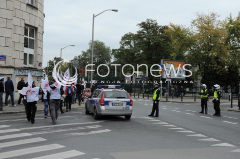  01.10.2014 WARSZAWA SEJM RP<br />STRAJK GORNIKOW POD SEJMEM<br />N/Z STRAJKUJACY GORNICY POLICJA<br /> 