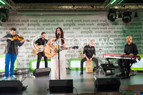  03.10.2014 WARSZAWA<br />SPOTKANIE Z KASIA POPOWSKA W EMPIKU<br />N/Z KASIA POPOWSKA ZESPOL<br /> 