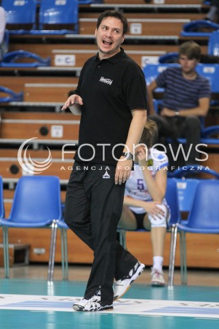  10.10.2014 RZESZOW<br />SIATKOWKA ORLEN LIGA 2014/2015 WOMEN VOLLEYBALL POLAND POLISH ORLENLIGA LEAGUE SEASON 2014/2015<br />MECZ DEVELOPRES SKYRES RZESZOW - BUDOWLANI LODZ<br />N/Z MARCIN WOJTOWICZ - TRENER ( HEAD COACH ) SYLWETKA <br /> 