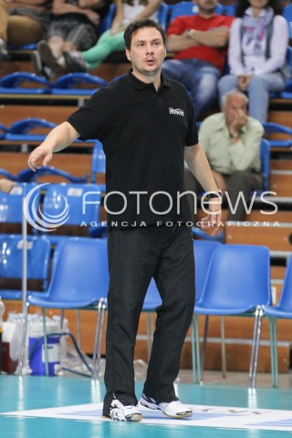  10.10.2014 RZESZOW<br />SIATKOWKA ORLEN LIGA 2014/2015 WOMEN VOLLEYBALL POLAND POLISH ORLENLIGA LEAGUE SEASON 2014/2015<br />MECZ DEVELOPRES SKYRES RZESZOW - BUDOWLANI LODZ<br />N/Z MARCIN WOJTOWICZ - TRENER ( HEAD COACH ) SYLWETKA <br /> 