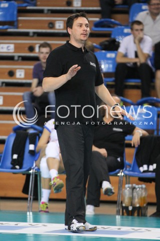  10.10.2014 RZESZOW<br />SIATKOWKA ORLEN LIGA 2014/2015 WOMEN VOLLEYBALL POLAND POLISH ORLENLIGA LEAGUE SEASON 2014/2015<br />MECZ DEVELOPRES SKYRES RZESZOW - BUDOWLANI LODZ<br />N/Z MARCIN WOJTOWICZ - TRENER ( HEAD COACH ) SYLWETKA <br /> 