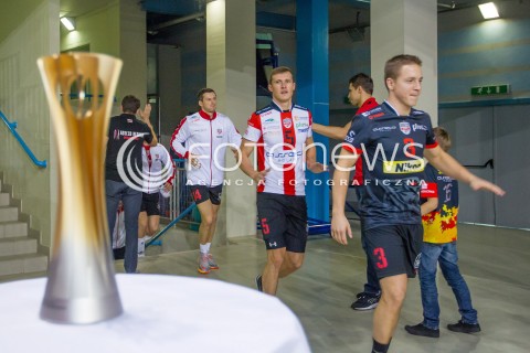  11.10.2014 RZESZOW<br />SIATKOWKA PLUSLIGA 2014/2015 MEN VOLLEYBALL POLAND POLISH PLUS LIGA LEAGUE SEASON 2014/2015<br />MECZ ASSECO RESOVIA - BBTS BIELSKO - BIALA<br />PREZENTACJA PUCHARU MISTRZOSTW SWIATA 2014 KTORY ZDOBYLA REPREZENTACJA POLSKI<br />N/Z PUCHAR SIATKARZE ASSECO RESOVII MICHAL ZUREK LUKAS TICHACEK <br /> 