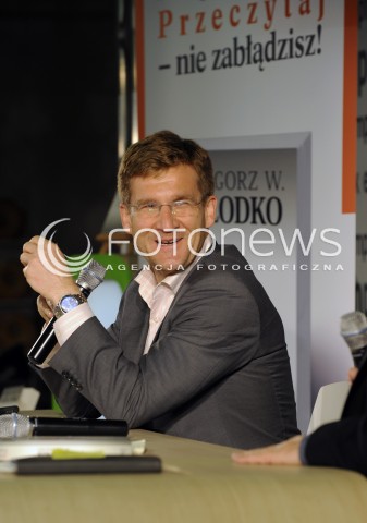  14.10.2014 WARSZAWA<br />GRZEGORZ KOLODKO W EMPIKU<br />N/Z MARCIN PIATKOWSKI<br /> 