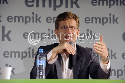  14.10.2014 WARSZAWA<br />GRZEGORZ KOLODKO W EMPIKU<br />N/Z MARCIN PIATKOWSKI<br /> 