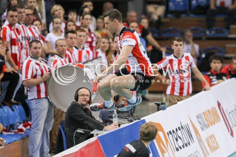  15.10.2014 RZESZOW<br />SIATKOWKA PLUSLIGA 2014/2015 MEN VOLLEYBALL POLAND POLISH PLUS LIGA LEAGUE SEASON 2014/2015<br />MECZ ASSECO RESOVIA - MKS BANIMEX BEDZIN<br />N/Z JOCHEN SCHOPS LOT PRZESKOK PRZEZ BANDY<br /> 