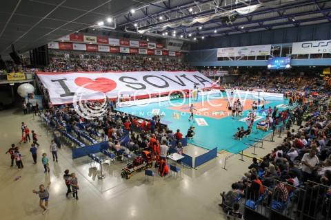  18.10.2014 RZESZOW<br />SIATKOWKA PLUSLIGA 2014/2015 MEN VOLLEYBALL POLAND POLISH PLUS LIGA LEAGUE SEASON 2014/2015<br />MECZ ASSECO RESOVIA - JASTRZEBSKI WEGIEL<br />N/Z I LOVE SOVIA TRANSPARENT SEKTOROWKA FLAGA DOPING EMOCJE KIBICE HALA WIDOK VIEW<br /> 