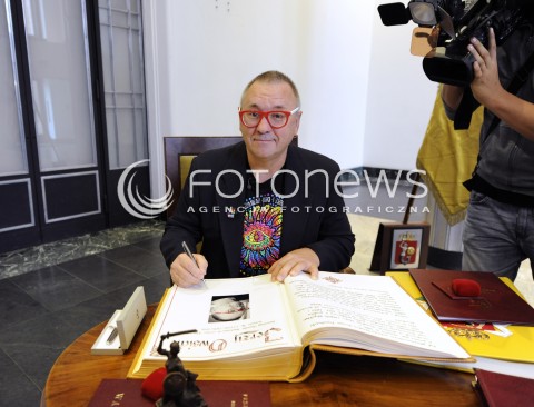  22.10.2014 WARSZAWA<br />WRECZENIE HONOROWEGO OBYWATELSTWA WARSZAWY JERZEMU OWSIAKOWI W WARSZAWIE<br />N/Z JERZY OWSIAK PODPISUJE KSIEGE<br /> 