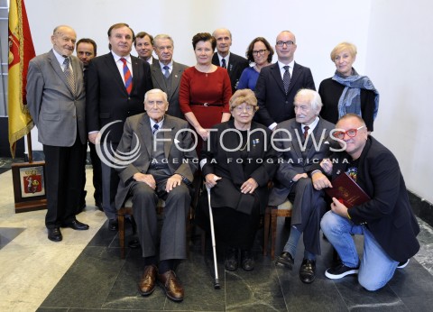  22.10.2014 WARSZAWA<br />WRECZENIE HONOROWEGO OBYWATELSTWA WARSZAWY JERZEMU OWSIAKOWI W WARSZAWIE<br />N/Z RADA HONOROWYCH OBYWATELI WARSZAWY PREZYDENT HANNA GRONKIEWICZ WALTZ PRZEWODNICZACA RADY MIASTA EWA MALINOWSKA GRUPINSKA JERZY OWSIAK GENERAL ZBIGNIEW SCIBOR RYLSKI STANISLAW WYGANOWSKI PROFESOR WITOLD KIEZUN MARIA STYPULKOWSKA CHOJECKA KAMA SLAWOMIR PIETRAS SEBASTIAN WIERZBICKI EWA MASNY JAROSLAW SZOSTAKOWSKI <br /> 