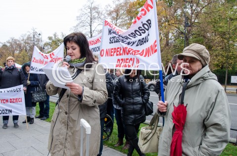  23.10.2014 WARSZAWA PROTEST RODZICOW DZIECI NIEPELNOSPRAWNYCH POD KANCELARIA PREZESA RADY MINISTROW N/Z RODZICE NIEPELNOSPRAWNYCH NIEPELNOSPRAWNI DZIECI NIEPELNOSPRAWNE  