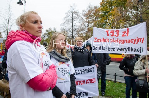  23.10.2014 WARSZAWA PROTEST RODZICOW DZIECI NIEPELNOSPRAWNYCH POD KANCELARIA PREZESA RADY MINISTROW N/Z RODZICE NIEPELNOSPRAWNYCH NIEPELNOSPRAWNI DZIECI NIEPELNOSPRAWNE  