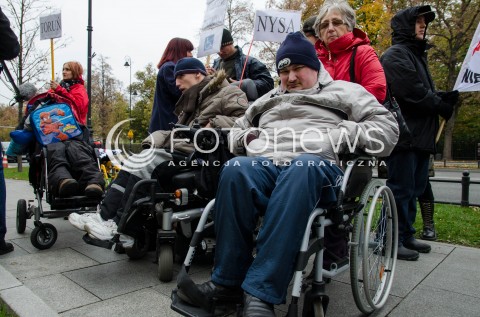  23.10.2014 WARSZAWA PROTEST RODZICOW DZIECI NIEPELNOSPRAWNYCH POD KANCELARIA PREZESA RADY MINISTROW N/Z RODZICE NIEPELNOSPRAWNYCH NIEPELNOSPRAWNI DZIECI NIEPELNOSPRAWNE  