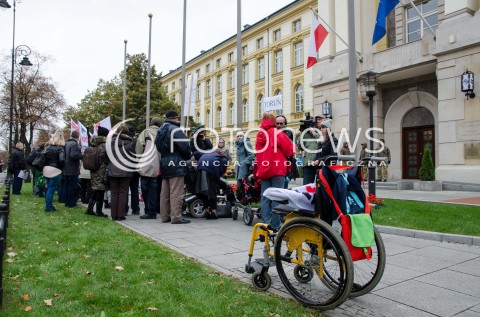  23.10.2014 WARSZAWA PROTEST RODZICOW DZIECI NIEPELNOSPRAWNYCH POD KANCELARIA PREZESA RADY MINISTROW N/Z RODZICE NIEPELNOSPRAWNYCH NIEPELNOSPRAWNI DZIECI NIEPELNOSPRAWNE  