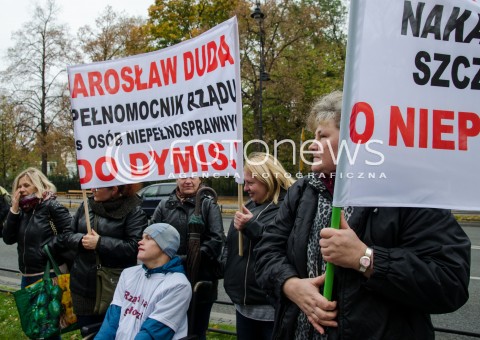  23.10.2014 WARSZAWA PROTEST RODZICOW DZIECI NIEPELNOSPRAWNYCH POD KANCELARIA PREZESA RADY MINISTROW N/Z RODZICE NIEPELNOSPRAWNYCH NIEPELNOSPRAWNI DZIECI NIEPELNOSPRAWNE  