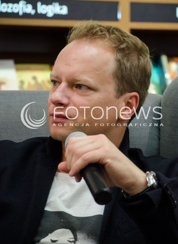  23.10.2014 WARSZAWA SPOTKANIE Z MACIEJEM STUHREM W KSIEGARNI MATRAS PO PREMIERZE KSIAZKI OBYWATEL N/Z MACIEJ STUHR  