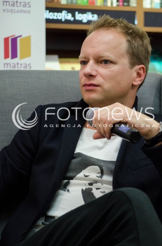  23.10.2014 WARSZAWA SPOTKANIE Z MACIEJEM STUHREM W KSIEGARNI MATRAS PO PREMIERZE KSIAZKI OBYWATEL N/Z MACIEJ STUHR  