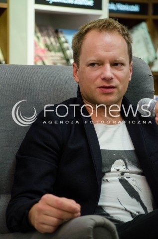 23.10.2014 WARSZAWA SPOTKANIE Z MACIEJEM STUHREM W KSIEGARNI MATRAS PO PREMIERZE KSIAZKI OBYWATEL N/Z MACIEJ STUHR  