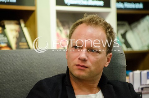  23.10.2014 WARSZAWA SPOTKANIE Z MACIEJEM STUHREM W KSIEGARNI MATRAS PO PREMIERZE KSIAZKI OBYWATEL N/Z MACIEJ STUHR  