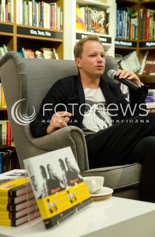  23.10.2014 WARSZAWA SPOTKANIE Z MACIEJEM STUHREM W KSIEGARNI MATRAS PO PREMIERZE KSIAZKI OBYWATEL N/Z MACIEJ STUHR  