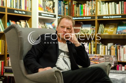  23.10.2014 WARSZAWA SPOTKANIE Z MACIEJEM STUHREM W KSIEGARNI MATRAS PO PREMIERZE KSIAZKI OBYWATEL N/Z MACIEJ STUHR  