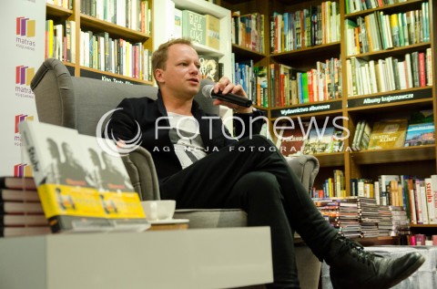  23.10.2014 WARSZAWA SPOTKANIE Z MACIEJEM STUHREM W KSIEGARNI MATRAS PO PREMIERZE KSIAZKI OBYWATEL N/Z MACIEJ STUHR  
