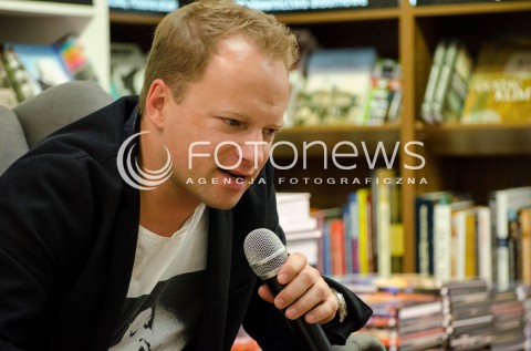  23.10.2014 WARSZAWA SPOTKANIE Z MACIEJEM STUHREM W KSIEGARNI MATRAS PO PREMIERZE KSIAZKI OBYWATEL N/Z MACIEJ STUHR  